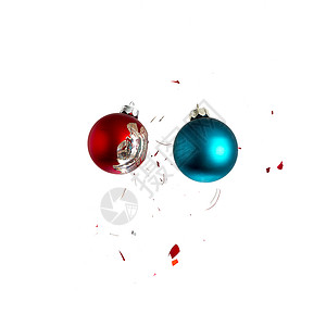 蓝红色的圣诞球像爆炸圣诞晚会圣诞球一样冲击破碎的白色背景图片