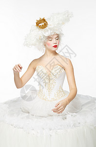 公主戴金冠穿白色礼图片