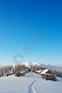 山村的冬季风景和山中小屋图片