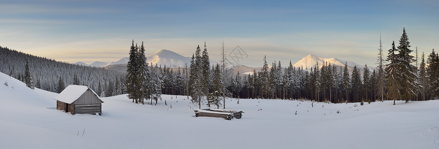 冬季山区谷的景观全景图片
