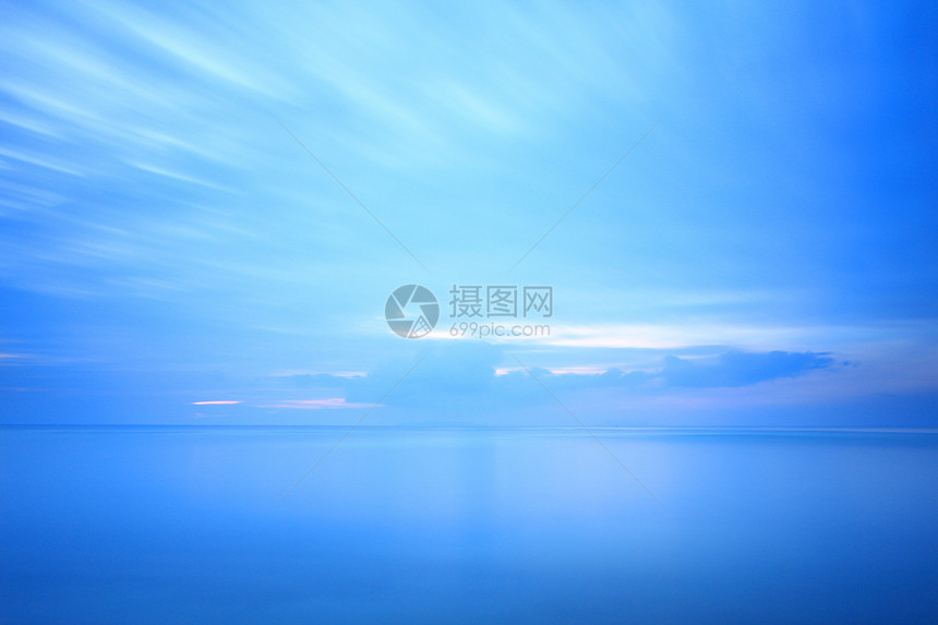 长曝光海景戏剧热带日落天空和黄昏的大海图片