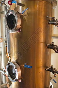 蒸馏葡萄和产生灵的蒸馏厂内图片
