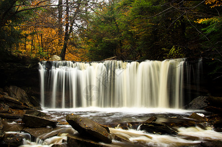 秋天森林深处的瀑布背景图片
