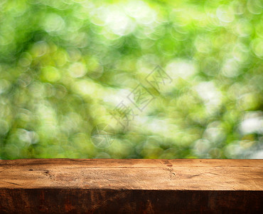 空的木桌和绿色夏天背景图片