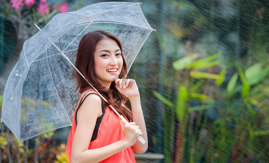 站在雨伞下与雨伞一同站立的图片