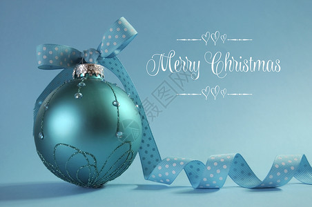 紧贴着美丽的水蓝色圣诞树装饰品配有波尔卡圆点丝带背面是圣诞快图片