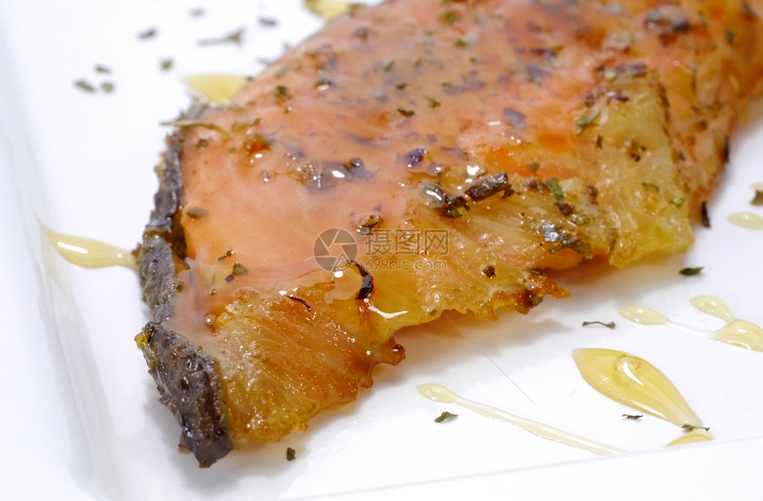 三文鱼用香料和蜂蜜炒图片