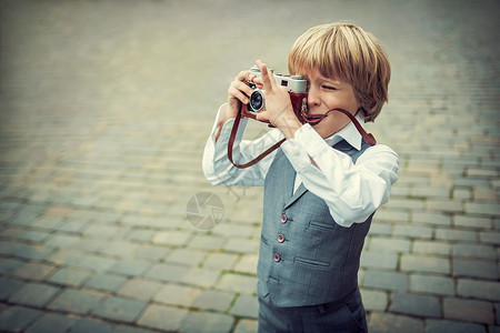 有照相机的小男孩背景图片
