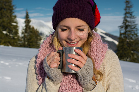 在冬天的森林里喝热茶的女孩图片