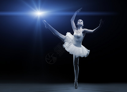 穿着白塔裙的芭蕾舞者一只背景图片