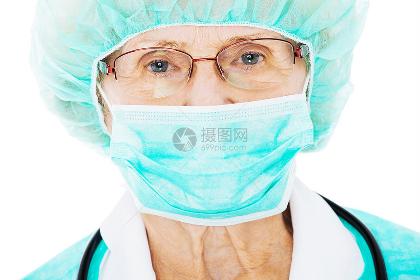 身戴外科手术面具和帽子的高级女外科医生近视肖像图片