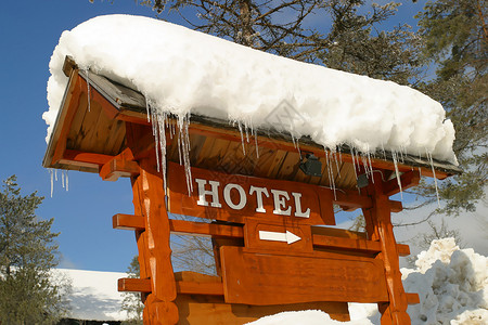 冰雪覆盖的酒店标志图片