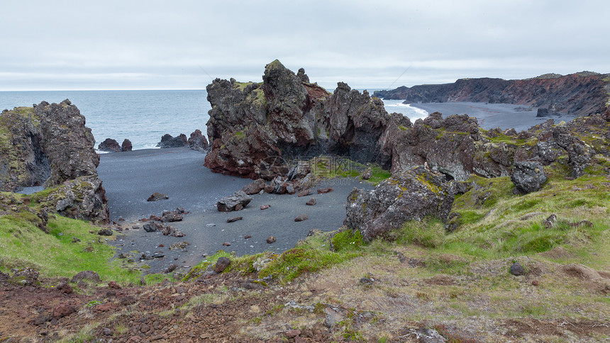 冰岛海滩的广阔景色与熔岩图片