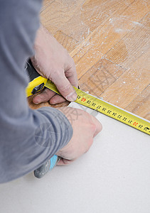 男手测量和切割石膏板图片