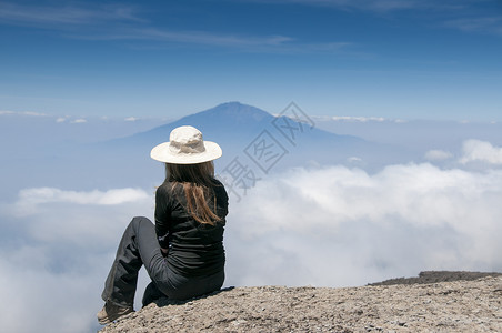 从乞力马扎罗的山坡上看云到须弥山背景