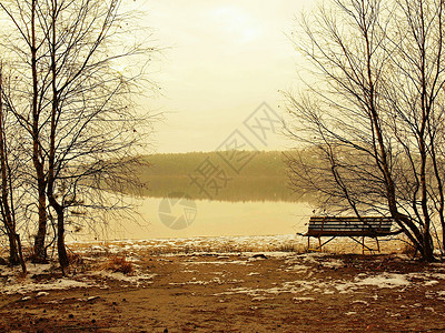 湖边冬雾的日落图片