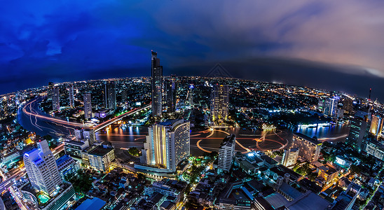 曼谷市夜间河景鸟瞰图片