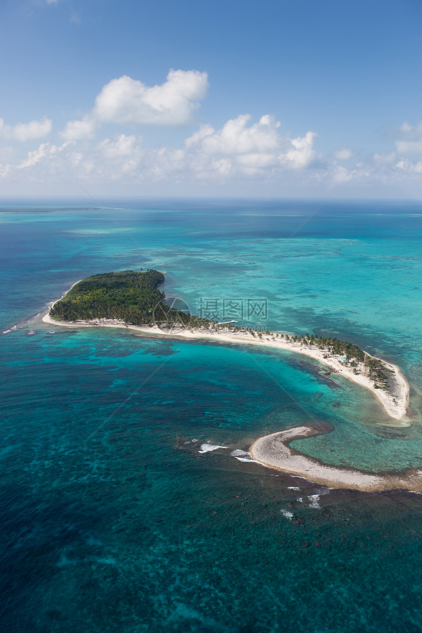位于伯利兹沿海加勒比蓝海和绿水域的热带岛屿图片