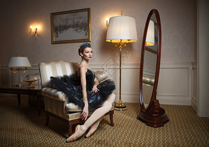 穿着黑色的芭蕾舞裙坐在豪华图片