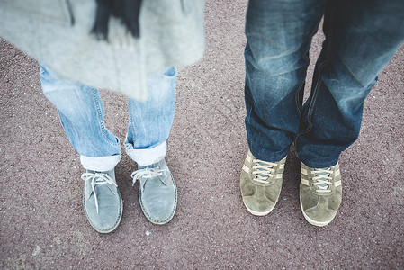 秋日热恋情侣的腿和鞋子特别图片