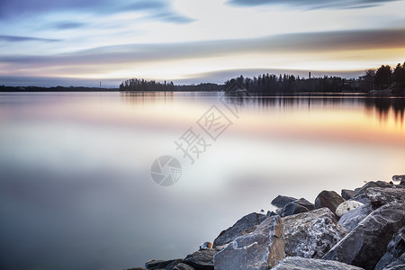 日出时美丽的湖岸芬兰图片