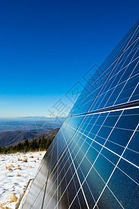 山顶的太阳能电池图片