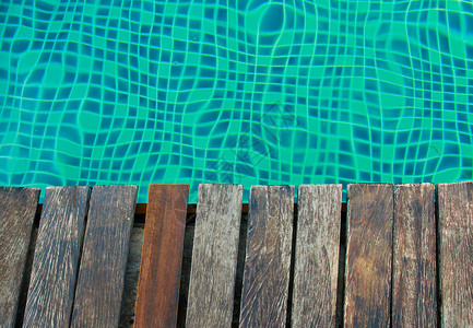游泳池和旧木甲板图片