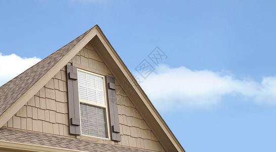 带窗户和百叶窗的房子车库上方的屋顶山墙图片