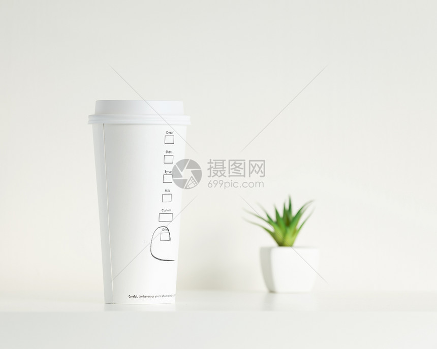 白色咖啡杯和绿色盆栽图片