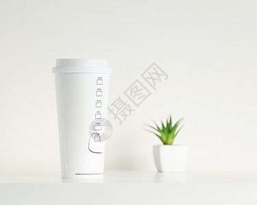 白色咖啡杯和绿色盆栽图片