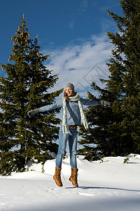 漂亮女孩在雪山上跳跃的照片图片