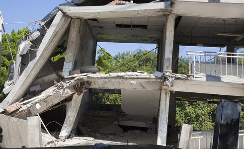 地震中被毁的老建筑图片