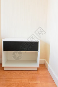 现代床头柜与木地板上的抽屉图片