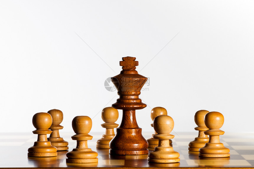 有许多棋子的国王象棋摄影图片