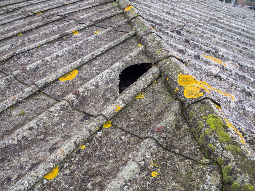 屋顶上盖有石棉和混凝土板的石图片