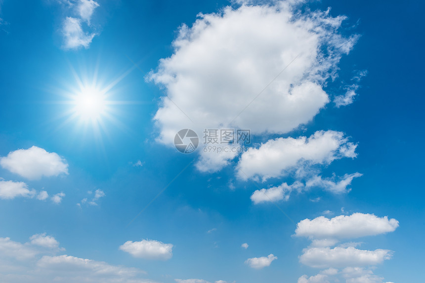 美丽的蓝色天空云和太阳图片