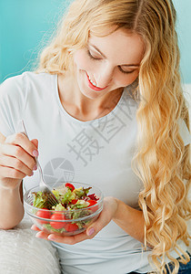 女饮食概念肖像食用绿色沙图片