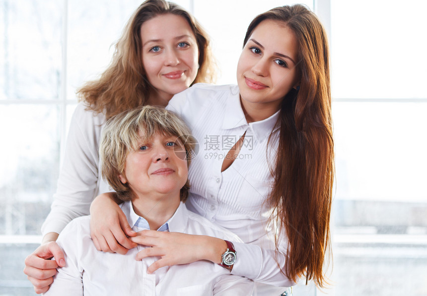 一个成熟的母亲成年女儿和十几岁的孙女在家里亲密拥抱图片