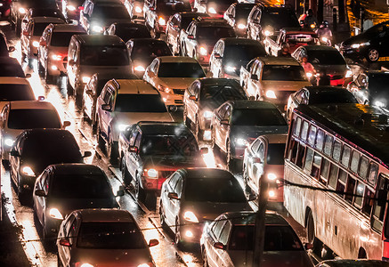 曼谷交通不便的夜晚拥挤的汽车图片