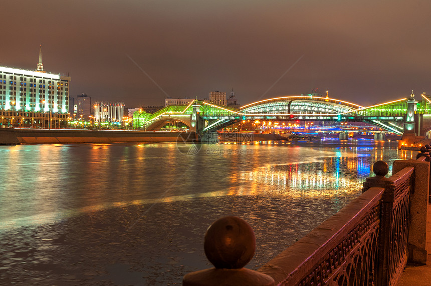 晚上在莫斯科的波格丹赫梅利尼茨基桥横跨莫斯科河的美图片
