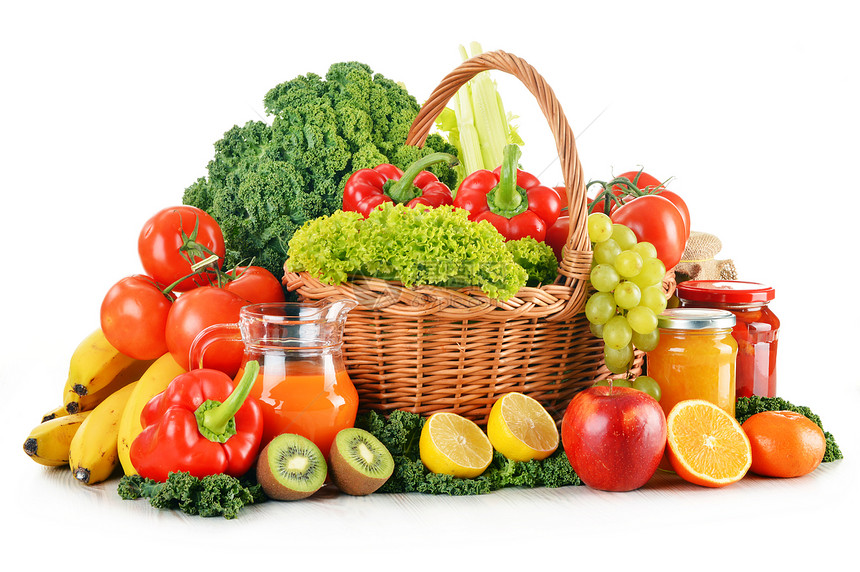柳条篮中各种有机蔬菜和水果的组合物图片