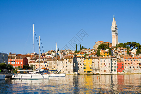 克罗地亚伊斯特里亚半岛上的码头和罗文季市R图片