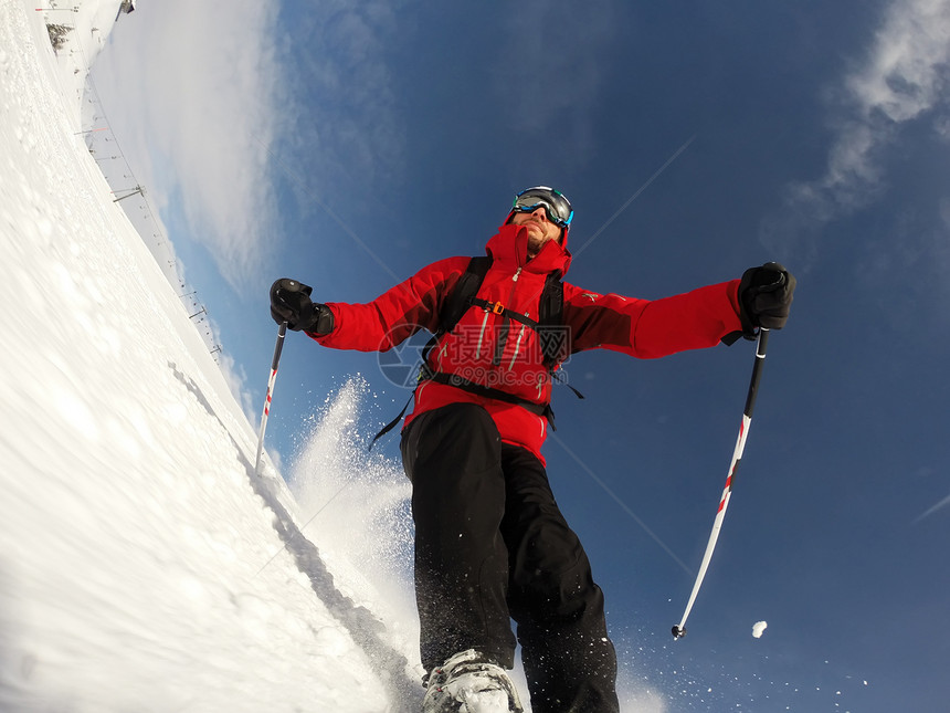 滑雪者在滑雪坡上进行高速转弯从滑雪尖的角度来看阳光明媚的冬日概念图片