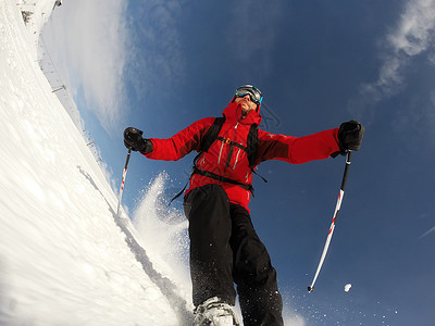 滑雪者在滑雪坡上进行高速转弯从滑雪尖的角度来看阳光明媚的冬日概念图片