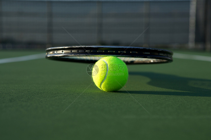 球拍平衡的网球图片