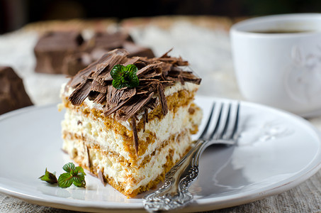 海绵蛋糕配奶油和巧克力图片