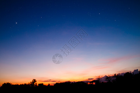 与许多星的蓝色黑暗的夜空图片