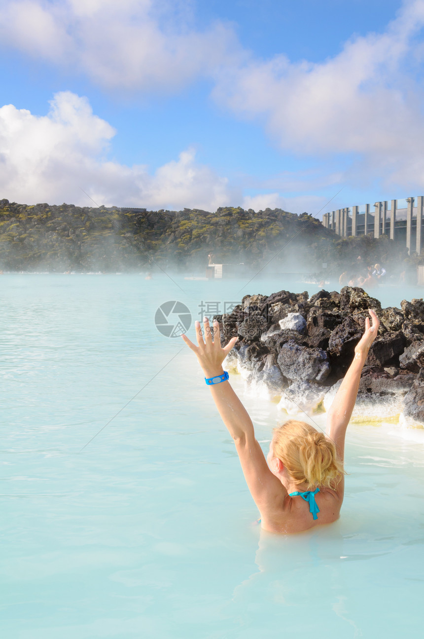 冰岛蓝湖地热温泉的年轻美女图片