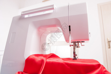 有红色缎子的现代缝纫机背景图片