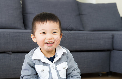 小男孩在家图片